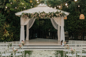 עיצוב חופה פרחוני ורוד