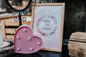 עמדת קישוטים לאורחים