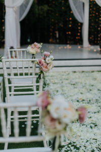 עיצוב כיסאות שביל חופה פרחוני עדין