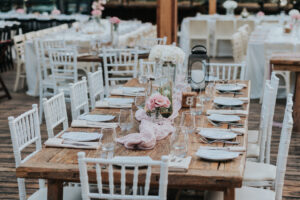 עיצוב מרכז שולחן פרחוני עדין