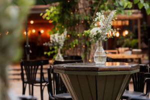 עיצוב שולחנות בחלל האירוע