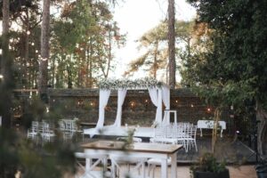 עיצוב חופה פרחוני לבן קלאסי