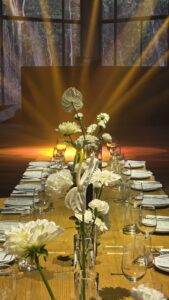 עיצוב מרכז שולחן פרחוני לבן