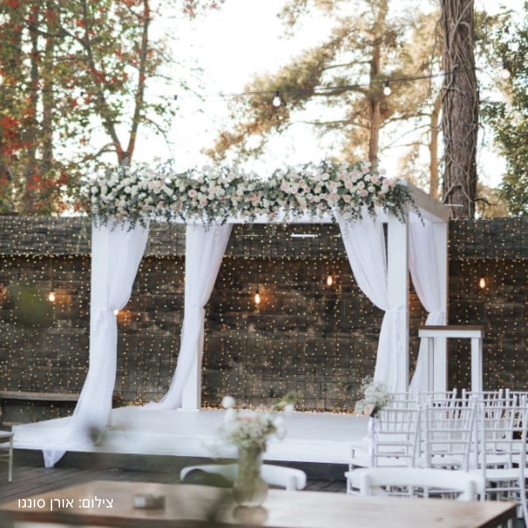 חופה פרחונית לבנה